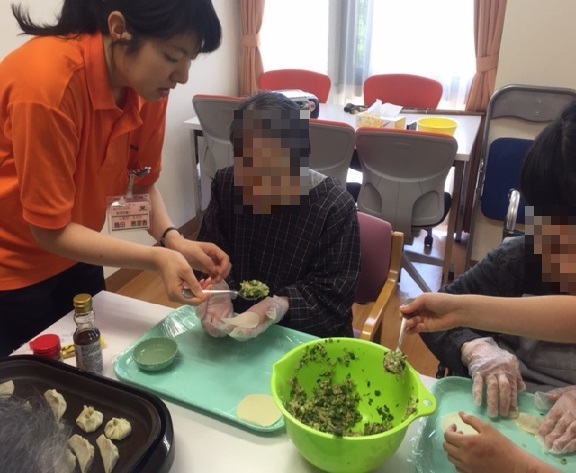 餃子ー包む.jpg